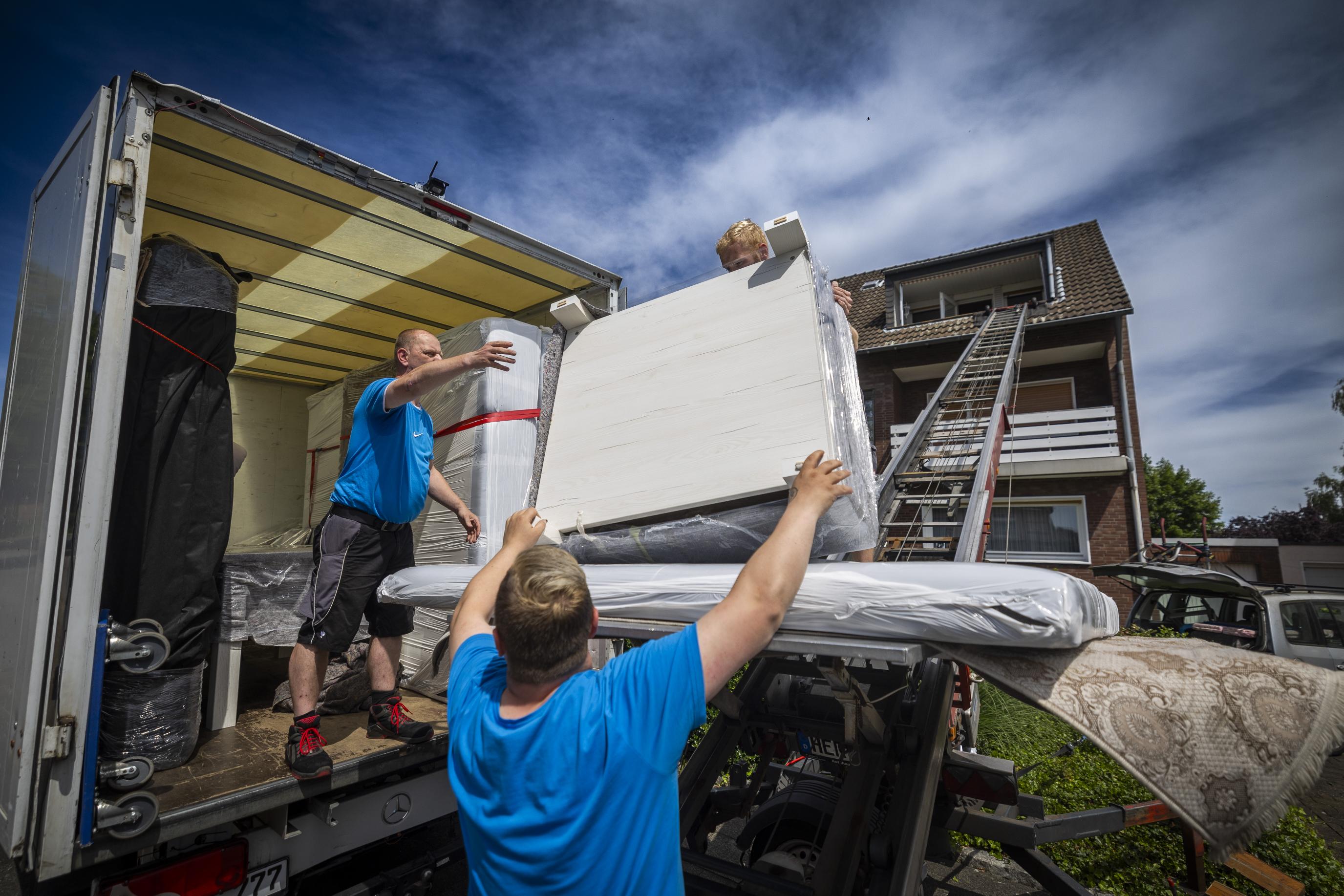 Blautransport24 Umzug, Möbellift mieten in Herne - Professioneller Möbeltransport - Transportunternehmen - Mitarbeiter bei der Arbeit