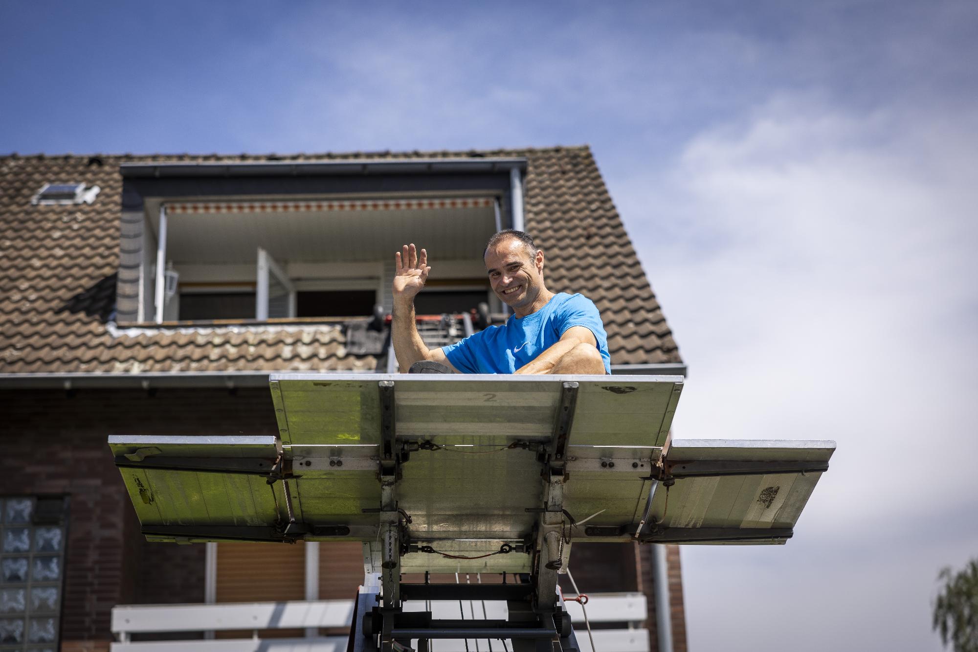 Blautransport24 Umzug, Möbellift mieten in Herne - Professioneller Möbeltransport - Transportunternehmen -Geschäftsführer Mehmet Ilker Serbest auf dem Bild auf dem Möbellift