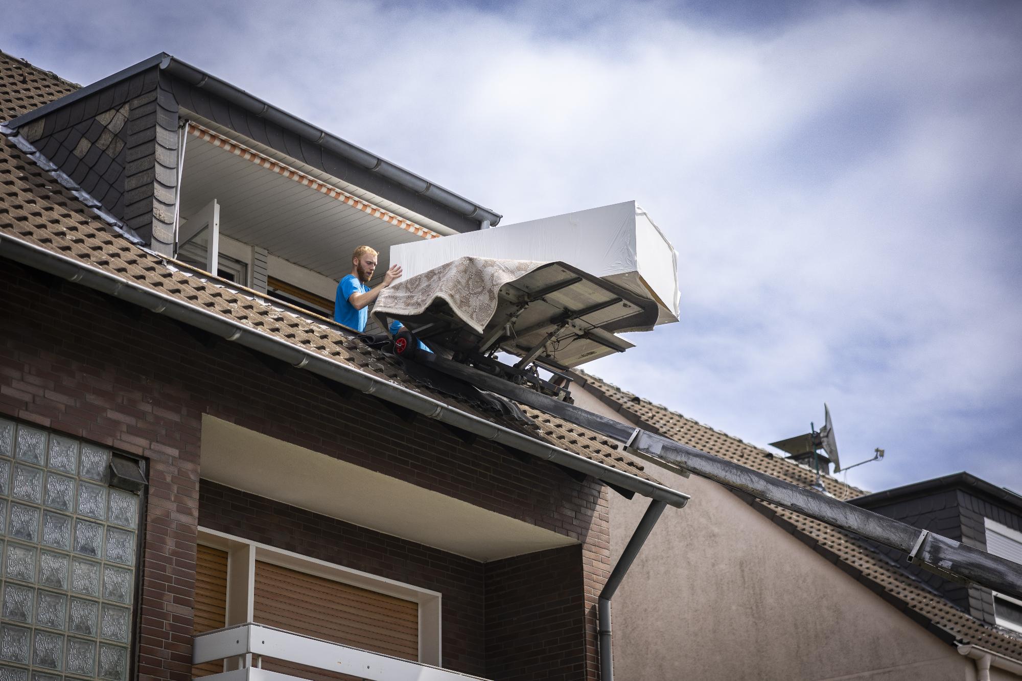 Blautransport24 Umzug, Möbellift mieten in Herne - Professioneller Möbeltransport - Transportunternehmen - Mitarbeiter bei der Arbeit