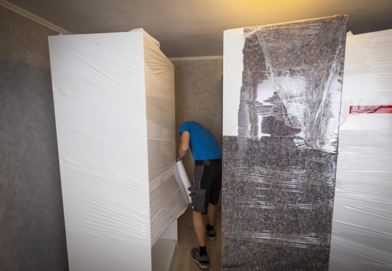 Blautransport24 Entrümpelungen und Haushaltsauflösungen in Herne und NRW - Professioneller Möbeltransport - Transportunternehmen - Mitarbeiter bei der Arbeit