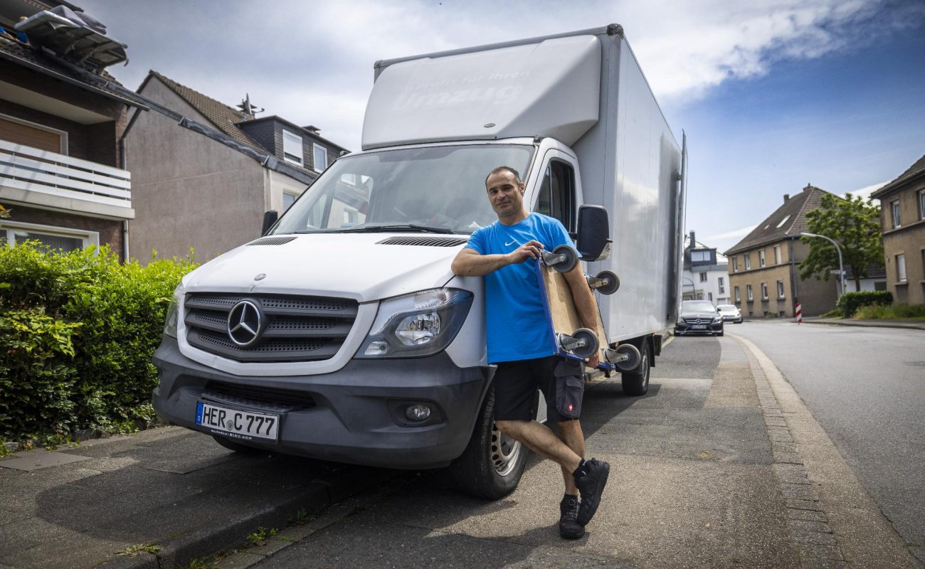 Blautransport24 Umzug, Möbellift mieten in Herne - Professioneller Möbeltransport - Transportunternehmen -Transporter mit Geschäftsführer und Rollbrett