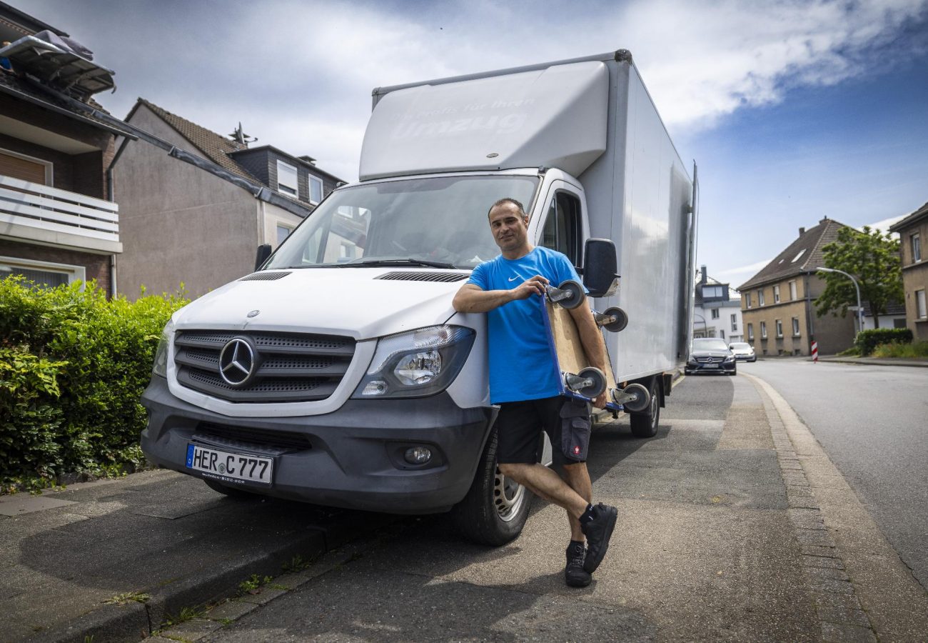 Blautransport24 Umzug, Möbellift mieten in Herne - Professioneller Möbeltransport - Transportunternehmen -Transporter mit Geschäftsführer und Rollbrett