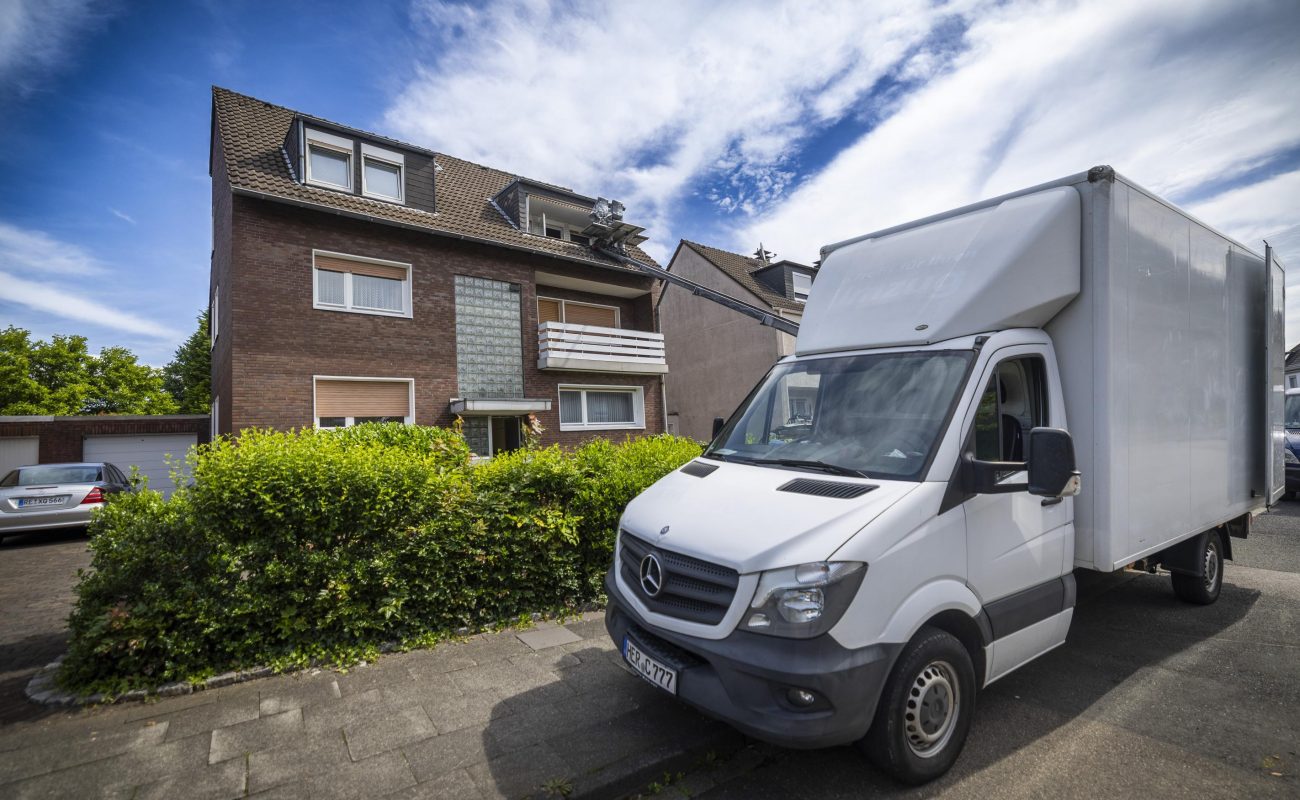 Blautransport24 Umzug, Möbellift mieten in Herne - Professioneller Möbeltransport - Transportunternehmen -Transporter vor einem Haus