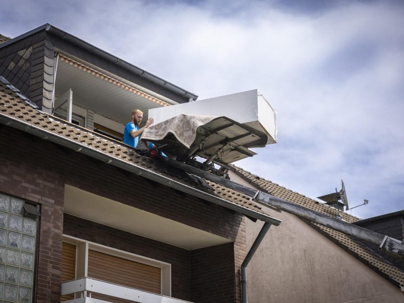 Blautransport24 Umzug, Möbellift mieten in Herne - Professioneller Möbeltransport - Transportunternehmen - Mitarbeiter bei der Arbeit