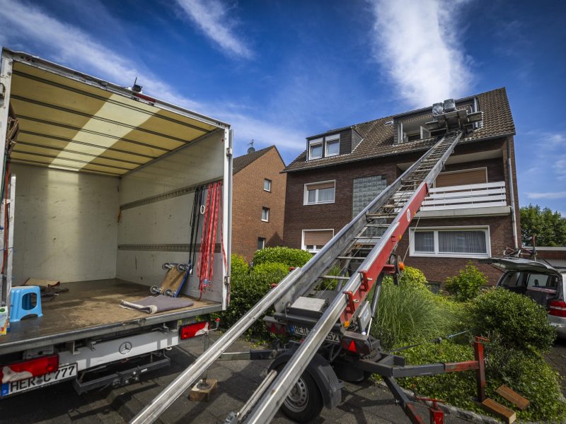 Möbellift in Herne im Einsatz beim sicheren Möbeltransport über ein Fenster in eine obere Etage, ideal wenn Sie einen Möbellift in Herne mieten möchten.